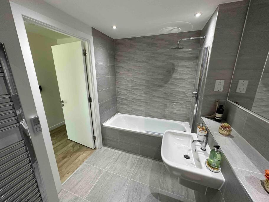 1 Bed Flat With View Of Old Trafford Διαμέρισμα Μάντσεστερ Εξωτερικό φωτογραφία